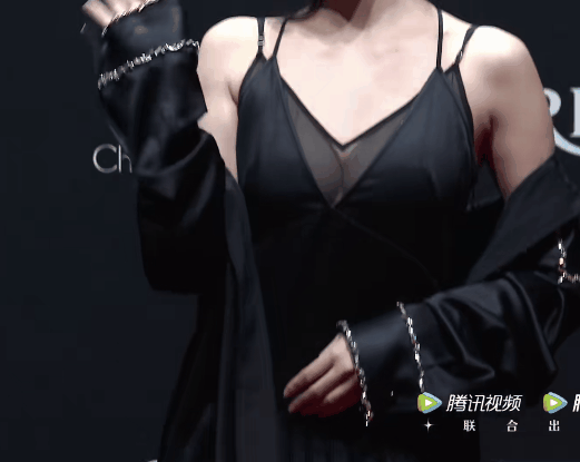 这一夜，张嘉倪美艳，关晓彤清凉，女明星的姿态万千，一眼沦陷
