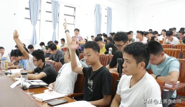 孩子成绩中游，又想提高学历找份好工作？选择什么专业？