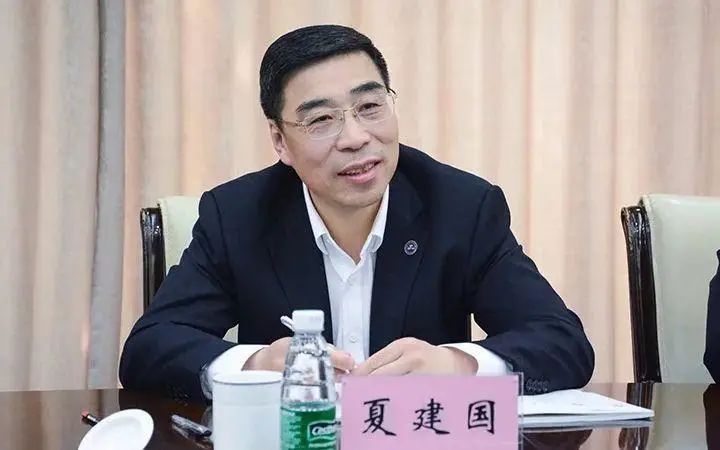 上海性福“双面校长”，白天斯文君子，晚上情妇左拥右抱，玩弄各种女性