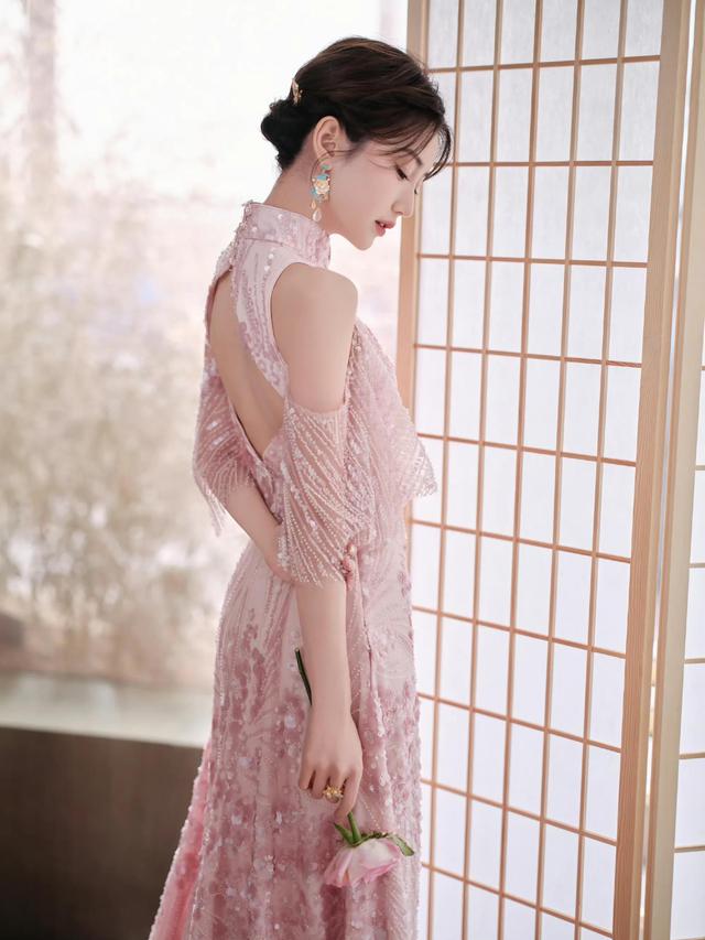 毛晓彤央视元宵晚会造型 穿粉色露背高开叉裙优雅高贵 风情妩媚