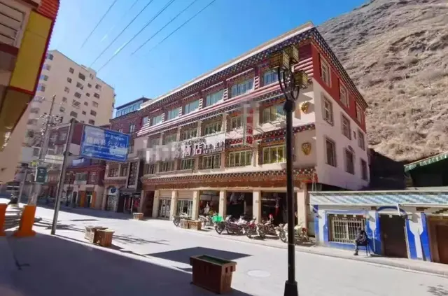 男子进错酒店房间，竟顺势与床上的陌生女子发生关系，结果被判刑