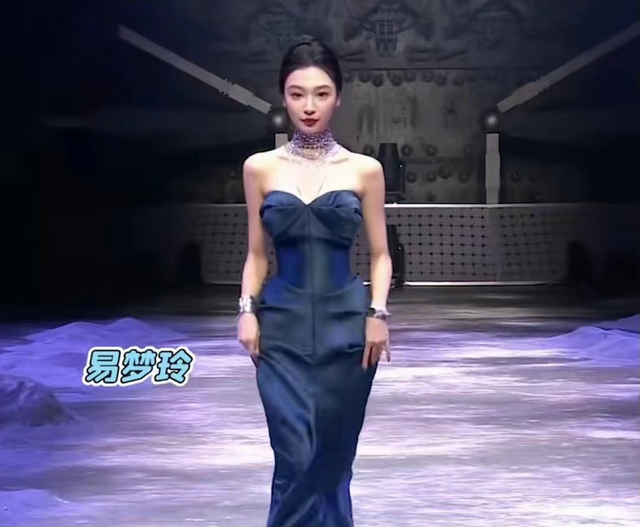这一夜，张嘉倪美艳，关晓彤清凉，女明星的姿态万千，一眼沦陷