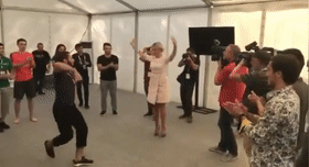 俄美女发言人一改严肃画风 踩15厘米高跟鞋大秀舞姿