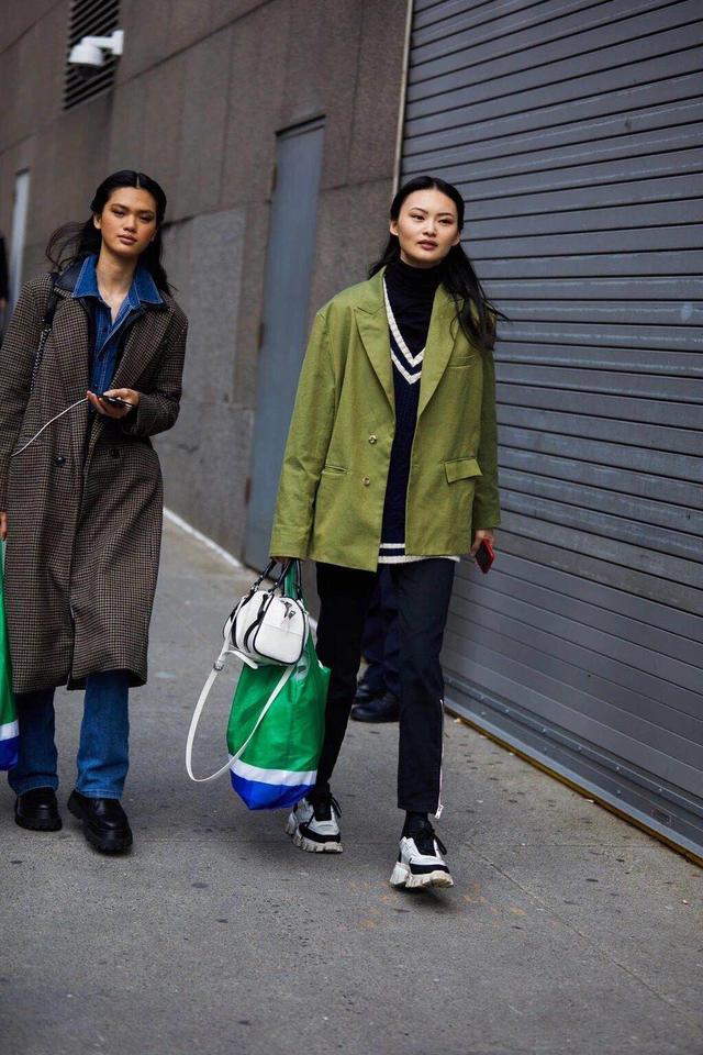 这背心神奇了，别的衣服最多不挑身材，它连性别都不挑，男女通杀