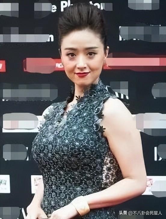 当胖女星穿紧身裙，太过丰满，肥肉都被勒出来了