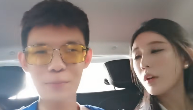全场最矮的男人魅力有多大？张嘉文被美女“玩弄”，网友羡慕死了