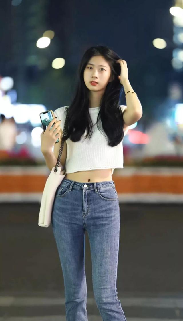街拍美女，乌黑长发大长腿美女，小背心加紧身牛仔裤，养眼美女