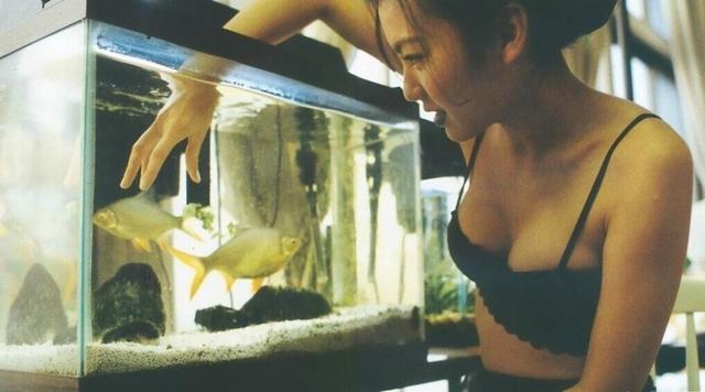 林熙蕾早年大尺度写真 轻解内衣双峰傲人