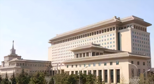 博士美女贪官张美芳：嚣张贪腐，私生活糜烂包养多名小白脸