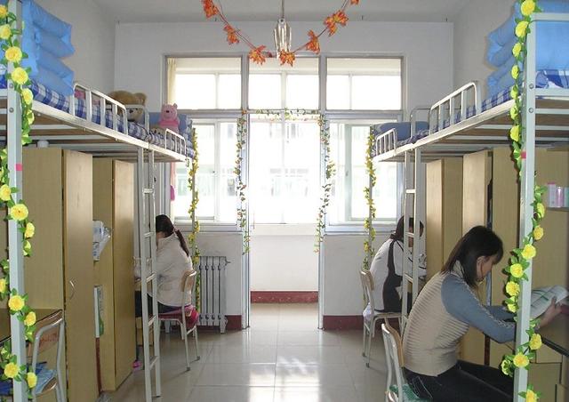 因宿舍调整，高校男生搬进原女生宿舍，自嘲住进了仙女宿舍