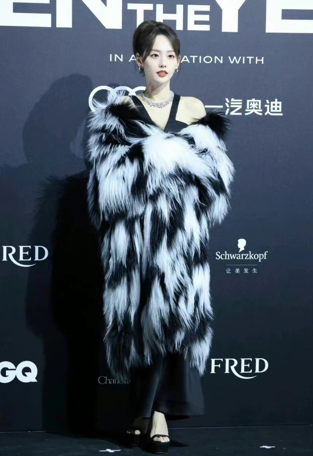 这一夜，张嘉倪美艳，关晓彤清凉，女明星的姿态万千，一眼沦陷