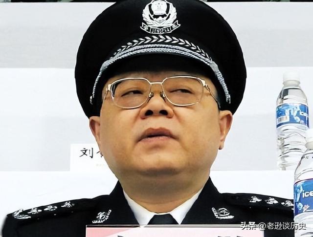 “扫黑局长”文强覆灭记：霸占警花十余年，被捕时家中发现2000万