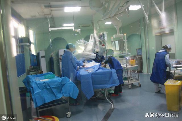 28岁女子腹痛且阴道流液，家人送医才知：两腿间竟有个小脑袋，怀孕了
