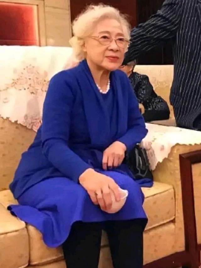 被周总理称为“中国最美女性”,已99岁的秦怡老了依旧如此美丽