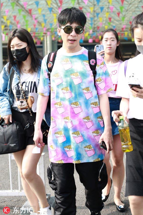 大张伟冰淇淋色TEE夏天气息满满 获美女粉丝跟拍人气旺