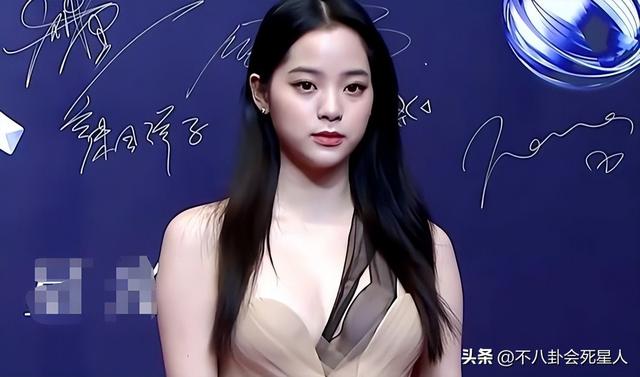 当胖女星穿紧身裙，太过丰满，肥肉都被勒出来了