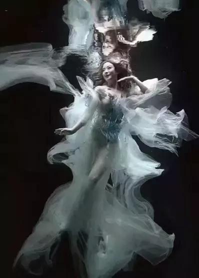 美女水中拍照，一个不小心走光了，成片效果让人流鼻血