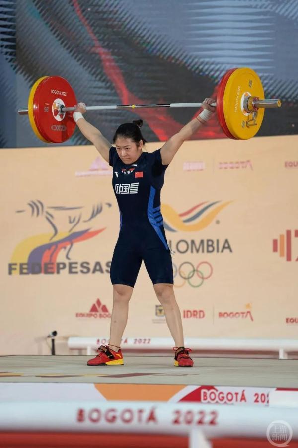 重庆女孩夺举重世界冠军，父亲：高兴又心疼，每次连线都在治伤