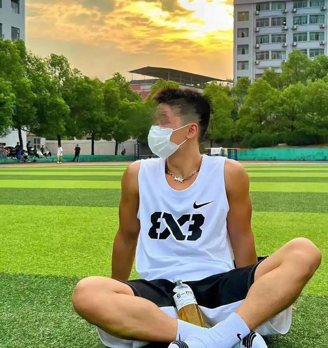 江苏19岁漂亮女生，劈腿体育生，男友：我每月给你4000，你却不忠