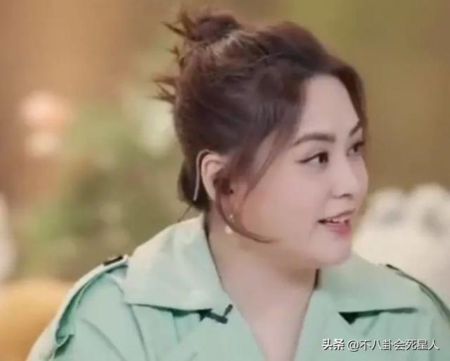 当胖女星穿紧身裙，太过丰满，肥肉都被勒出来了
