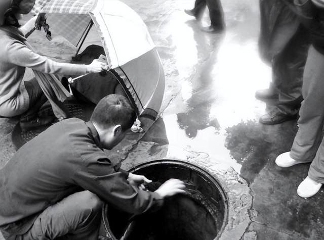 2013年,女教师雨天被人推进下水道,嫌疑人:就想开个玩笑