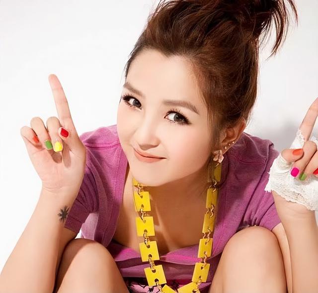 超女何洁:一场互撕的婚姻,3个孩子2个爹,她到底想要什么呢?