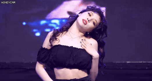 泫雅舞台上掀裙露出底裤:性感不是骚,别再露了