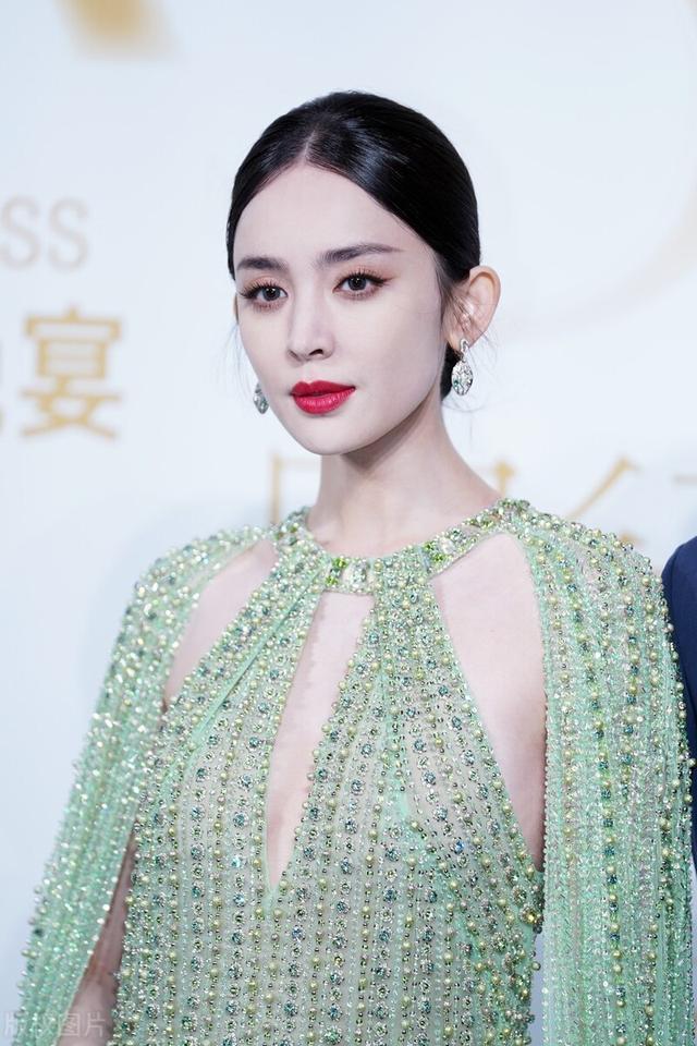 这一夜，女星红毯争春！戴169万珠宝，艳似美女蛇，浓颜系赢麻了