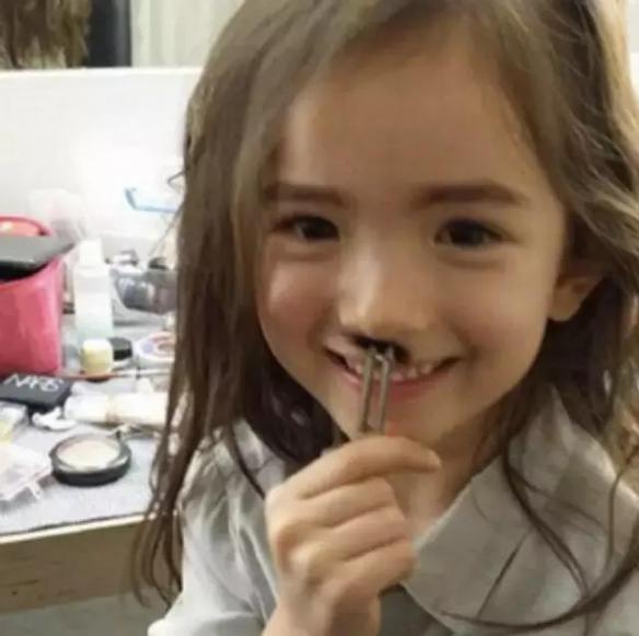 请问生这样的女儿有说明书吗?可爱混血萝莉 崔路易