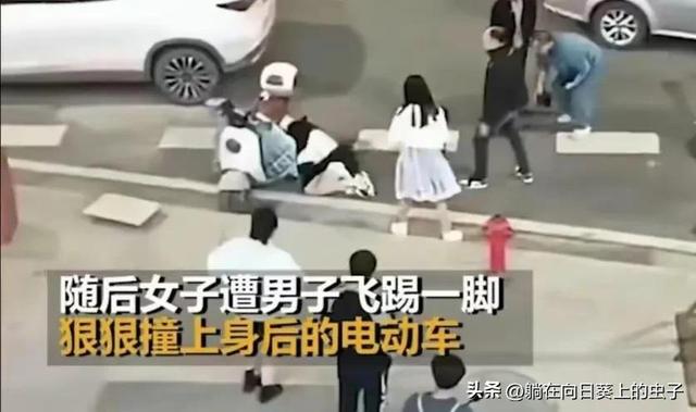 太嚣张，湖南一流氓秃头男当街强吻女子不成，踹飞女子仍殴打不止