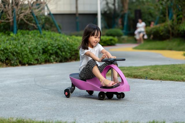 4岁女孩胆大心细“惹不起”，到哪都不受欺负，奶奶分享心得