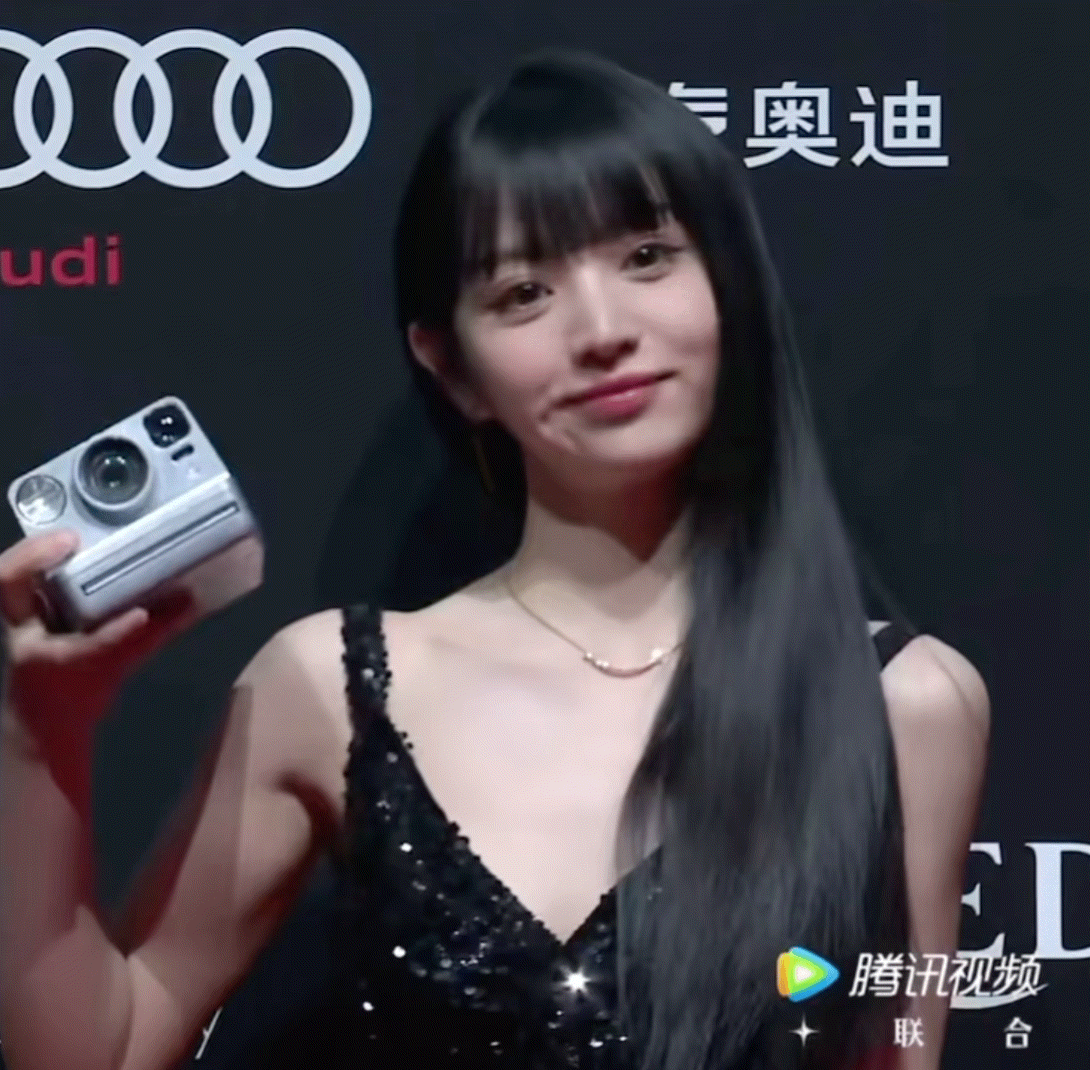 这一夜，张嘉倪美艳，关晓彤清凉，女明星的姿态万千，一眼沦陷