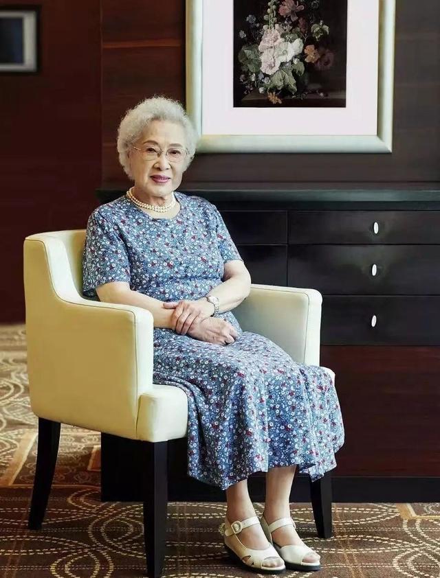 被周总理称为“中国最美女性”,已99岁的秦怡老了依旧如此美丽