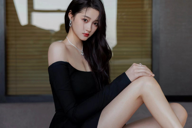 这一夜，张嘉倪美艳，关晓彤清凉，女明星的姿态万千，一眼沦陷