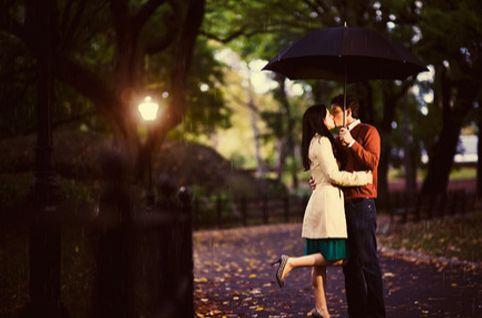 陌生男子在街头遭美女热吻，让路人为之惊叹