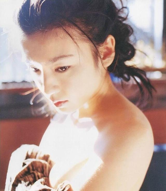 林熙蕾早年大尺度写真 轻解内衣双峰傲人