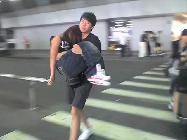 超女何洁:一场互撕的婚姻,3个孩子2个爹,她到底想要什么呢?