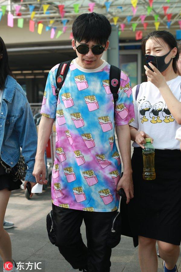 大张伟冰淇淋色TEE夏天气息满满 获美女粉丝跟拍人气旺