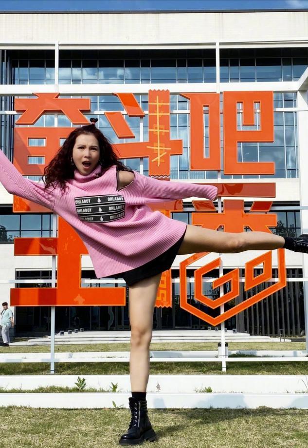 蔡少芬高调亮相，红裙长靴173比例惊人，腰线比178郑恺还高