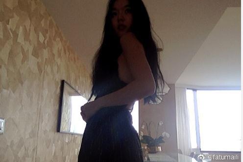 李咏18岁女儿晒性感照，深v领露脐装成熟妩媚，哈文转发力挺女儿