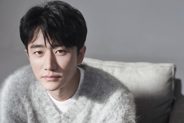 黄轩被长相神似巩俐的神秘美女当众打PP，“拍了拍”女友承认恋情