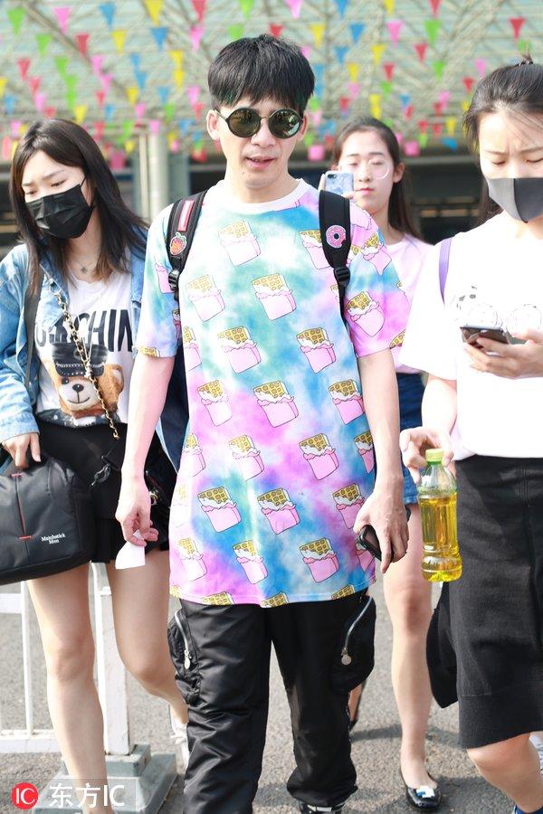 大张伟冰淇淋色TEE夏天气息满满 获美女粉丝跟拍人气旺