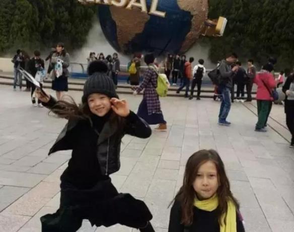 请问生这样的女儿有说明书吗?可爱混血萝莉 崔路易