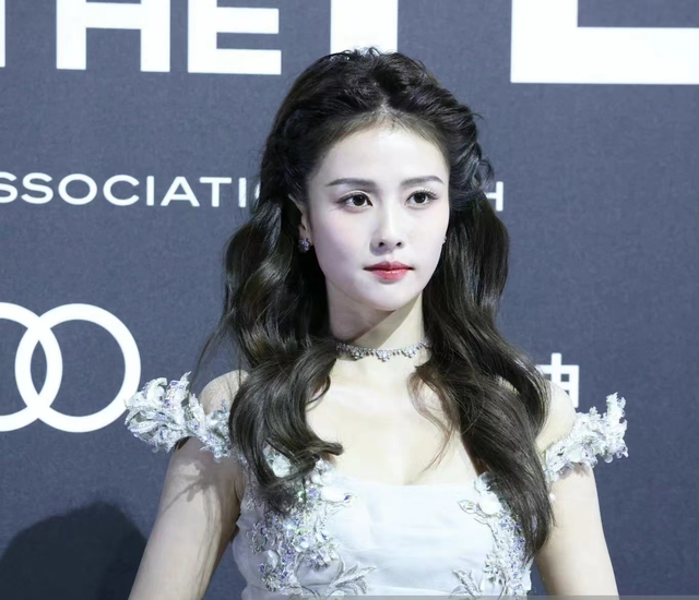 这一夜，张嘉倪美艳，关晓彤清凉，女明星的姿态万千，一眼沦陷