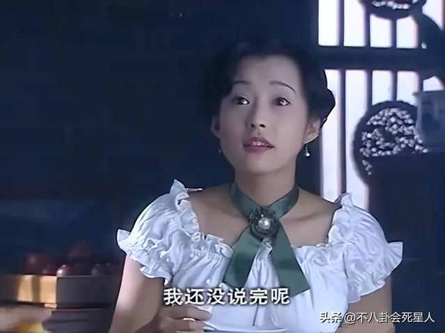 当胖女星穿紧身裙，太过丰满，肥肉都被勒出来了