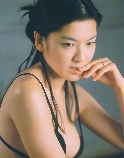 林熙蕾早年大尺度写真 轻解内衣双峰傲人