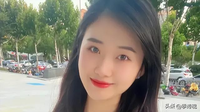 美女花王甩动着满头秀丽的长发玩弄着自己手掌心里面