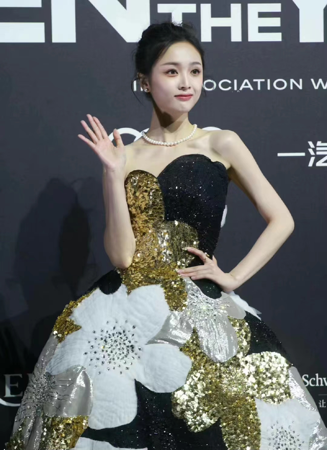 这一夜，张嘉倪美艳，关晓彤清凉，女明星的姿态万千，一眼沦陷