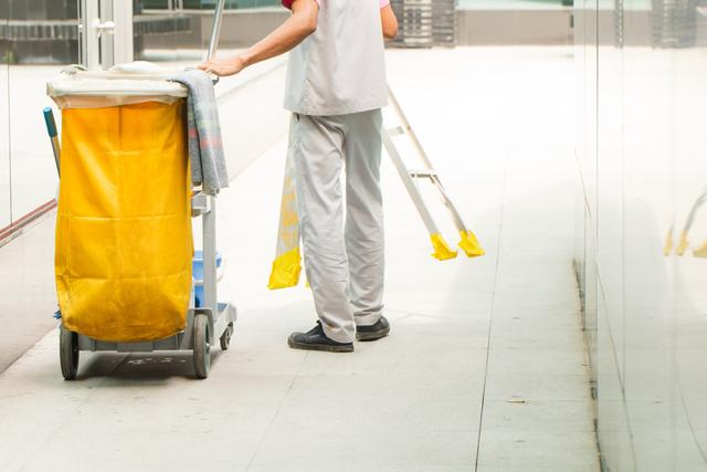 60岁退休教师，在医院做保洁月薪3000元，“找不到其他活，年龄超了”