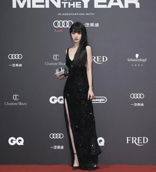 这一夜，张嘉倪美艳，关晓彤清凉，女明星的姿态万千，一眼沦陷